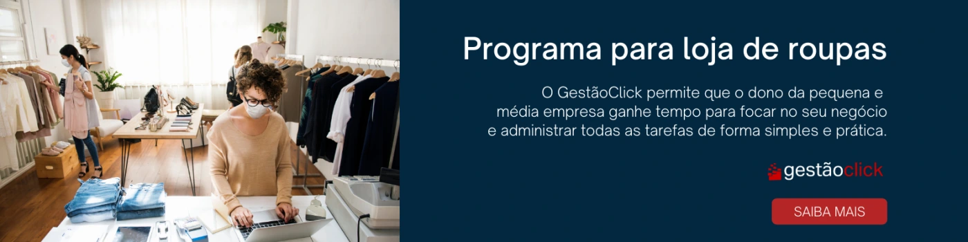 Como escolher o melhor sistema para loja de roupas? Uma loja onde empresária trabalha em seu notebook enquanto duas clientes escolhem roupas para comprar no contexto do post:Como escolher o melhor sistema para loja de roupas?