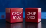 CFOP 5102 e 6102: quando usar cada um na venda de mercadoria Dois cubos vrtmelhos sobre uma mesa lisa com o fundo desfocado com escrita CFOP 5102 em um e no outro CFOP 6102 representando CFOP 5102 e 6102: quando usar cada um na venda de mercadoria.