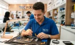 Profissional trabalhando em sua bancada fazendo reparo em um celular representando: Como cobrar assistência técnica sem perder margem (e sem espantar cliente).