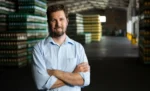 Planejamento tributário para microempresa: passo a passo para reduzir impostos sem infringir a lei Empresário dentro do estoque de sua empresa representando: Planejamento tributário para microempresa: passo a passo para reduzir impostos sem infringir a lei.