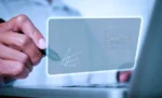 Assinatura eletrônica de contratos: o sistema de gestão pode substituir o papel? Homem fazendo assinatura eletrônica em uma tela digital representando: Assinatura eletrônica de contratos: o sistema de gestão pode substituir o papel?