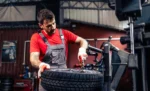 Sistema para borracharia: como organizar ordem de serviço, peças e histórico de veículos Profissional de borracharia fazendo reparo em pneu de cliente representando: Sistema para borracharia: como organizar ordem de serviço, peças e histórico de veículos