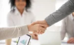 Atividades permitidas para MEI: o que você pode (e não pode) vender Aperto de mãos entre dois empreendedores representando: Atividades permitidas para MEI: o que você pode (e não pode) vender
