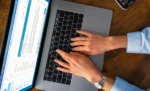 Como emitir NF-e pelo GestãoClick: passo a passo do zero à nota emitida Empreendedor usando notebook para emitir NF-e representando: Como emitir NF-e pelo GestãoClick: passo a passo do zero à nota emitida