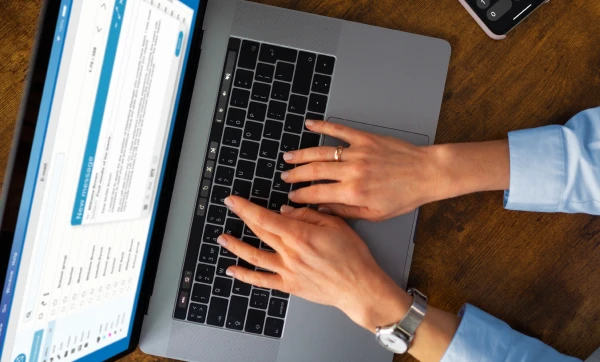 Como emitir NF-e pelo GestãoClick: passo a passo do zero à nota emitida Empreendedor usando notebook para emitir NF-e representando: Como emitir NF-e pelo GestãoClick: passo a passo do zero à nota emitida