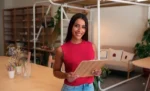 Como emitir nota fiscal de devolução: passo a passo e CFOP correto Empreendedora dentro do seu estabelecimento representando: Como emitir nota fiscal de devolução: passo a passo e CFOP correto