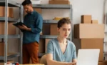 Grade de roupas: o que é, como montar por tamanho e cor e como evitar sobra de estoque Empreendedores fazendo controle de estoque representando: Grade de roupas: o que é, como montar por tamanho e cor e como evitar sobra de estoque