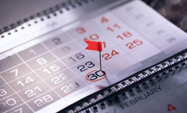 Como organizar o fechamento mensal da empresa para facilitar a contabilidade Calendario marcado no dia 30 com uma bandeira vermelha, representando: Como organizar o fechamento mensal da empresa para facilitar a contabilidade