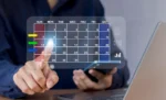 Calendário fiscal 2026 para microempresa: todas as datas, obrigações e marcos da Reforma Tributária mês a mês homem tocando com o indicador um calendário digital, representando: Calendário fiscal 2026 para microempresa: todas as datas, obrigações e marcos da Reforma Tributária mês a mês