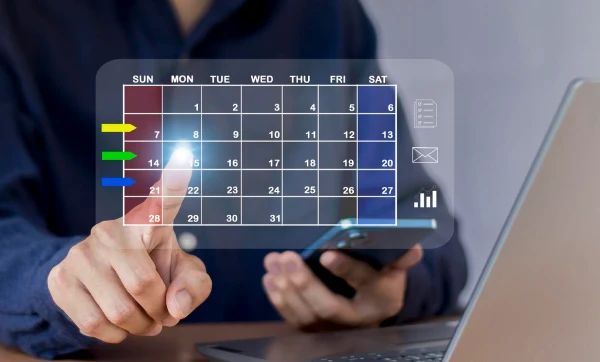 Calendário fiscal 2026 para microempresa: todas as datas, obrigações e marcos da Reforma Tributária mês a mês homem tocando com o indicador um calendário digital, representando: Calendário fiscal 2026 para microempresa: todas as datas, obrigações e marcos da Reforma Tributária mês a mês