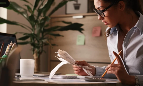 Imposto Seletivo e a microempresa: quem é afetado, o que muda no custo e como ajustar a operação mulher em seu escritorio analisando documentos representando: Imposto Seletivo e a microempresa: quem é afetado, o que muda no custo e como ajustar a operação