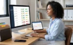 Como organizar o vencimento dos certificados digitais de vários clientes Mulher consultando no sistema da gestão click representando: Como organizar o vencimento dos certificados digitais de vários clientes