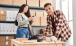 Como negociar com fornecedores e conseguir melhores condições de compra homem e mulher empreendedores no Almoxarifado, representando: Como negociar com fornecedores e conseguir melhores condições de compra