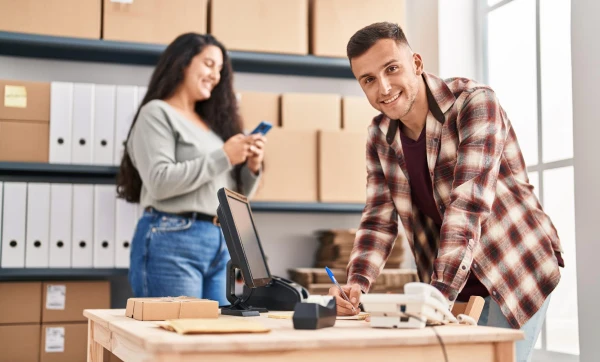 Como negociar com fornecedores e conseguir melhores condições de compra homem e mulher empreendedores no Almoxarifado, representando: Como negociar com fornecedores e conseguir melhores condições de compra