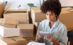 Como organizar o processo de compras na pequena empresa Empreendedora com seu tablete em seu estoque, representando: Como organizar o processo de compras na pequena empresa