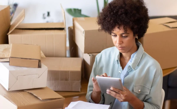 Como organizar o processo de compras na pequena empresa Empreendedora com seu tablete em seu estoque, representando: Como organizar o processo de compras na pequena empresa