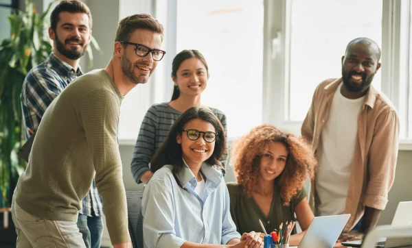 Gestão de equipe em empresa pequena: como organizar, delegar e manter o time produtivo Equipe com 6 pessoas sorridentes, representando: Gestão de equipe em empresa pequena: como organizar, delegar e manter o time produtivo