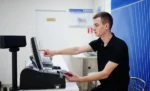 Como fazer fechamento de caixa pelo GestãoClick: passo a passo para o varejo Operador de caixa fazendo fechamento de caixa, representando: Como fazer fechamento de caixa pelo GestãoClick: passo a passo para o varejo