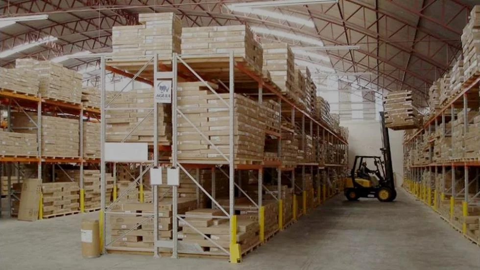 Como fazer controle de estoque O controle de estoque é algo fundamental para empresas que comercializam produtos, que utilizam materiais para prestação de serviços. O que entra e sai do estoque, quais produtos são mais vendidos, quais estão parados. Um controle de estoque bem realizado é aquele que mantém a quantidade certa de produtos em estoque. Os produtos não podem faltar, e nem sobrar no estoque. Controle de estoque