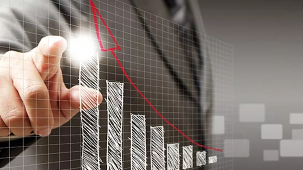 Como se posicionar diante do cenário econômico esperado para 2017 Segundo especialista, a desvalorização de nossa moeda, o real, está entre um dos pontos favoráveis para alavancar algum crescimento da economia em 2017. Outro aspecto positivo é melhora do cenário econômico em nível mundial, principalmente nos EUA e na comunidade europeia. Em nível nacional os economistas defendem como fundamental o controle da inflação e uma baixa da Selic. Para os otimistas com isso a expectativa seria de que a taxa básica de juros chegue na casa dos 10% em 2017. O que geraria crescimento e dinamismo na economia brasileira, uma vez que o crédito ficaria mais barato. Como se posicionar diante do cenário econômico esperado para 2017