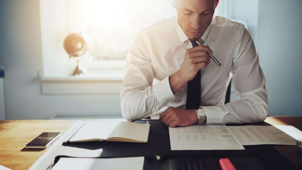Custos fixos e variáveis: tudo que você precisa saber Você sabe a diferença entre custos fixos e variáveis? Sabia que controlar tal detalhamento do seu financeiro é uma das chaves da o sucesso? Saiba tudo sobre o tema! custos fixos variáveis