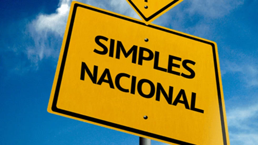 Mudanças Simples Nacional 2017: 12 coisas que você precisa saber! Se você é um microempreendedor, então, certamente conhece o Simples Nacional. Há algum tempo, muitas empresas de pequeno porte e microempreendedores passaram a utilizar este sistema simplificado de recolhimento. Apesar de ser algo que acontece há alguns anos, novidades surgirão neste novo ano (2017) e em 2018. Agora, o Simples sofreu algumas modificações que poderão impactar a vida do empresário. Simples Nacional
