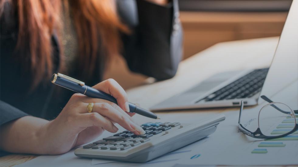 Preço de Custo e Preço de Venda: como definir? Você sabe como definir e calcular Preço de Custo e Preço de Venda? Pode parecer difícil mas te ensinamos a fórmula para você não errar ao calcular o Markup! Preço de Custo e Preço de Venda; preço de custo e venda; Markup; Calcular Preço de Custo e Venda