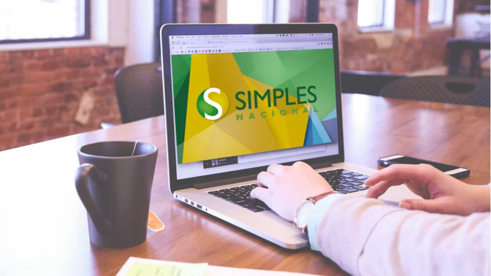 Receita vai bloquear acesso de cem mil empresas ao programa do Simples A fim de evitar possíveis fraudes e sonegações, a Receita Federal tem vistoriado empresas, inclusive, optantes pelo Simples Nacional. O resultado é que cerca de 100 mil empresas foram bloqueadas do programa. Saiba o que isso muda para o seu negócio... bloquear acesso de cem mil empresas ao simples nacional