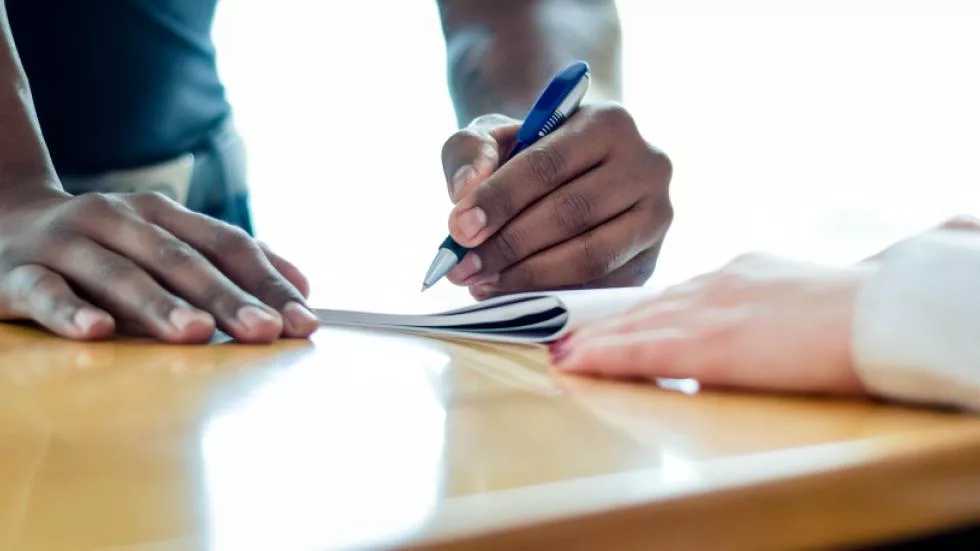 Sancionada a lei que aprova desconto à vista Em resumo, a nova lei veio para legalizar a possibilidade de conceder desconto à vista para clientes. Contudo, a nova medida tem trazido polêmicas sobre sua real vantagem para o consumidor. lei desconto a vista