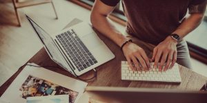 Programa Para Loja De Roupas O programa para loja de roupa ou sistema para loja de roupa organiza estoque, cadastra produto, lança venda balcão e online, controla o financeiro e integra lojas virtuais! marketing-digital-loja-virtual