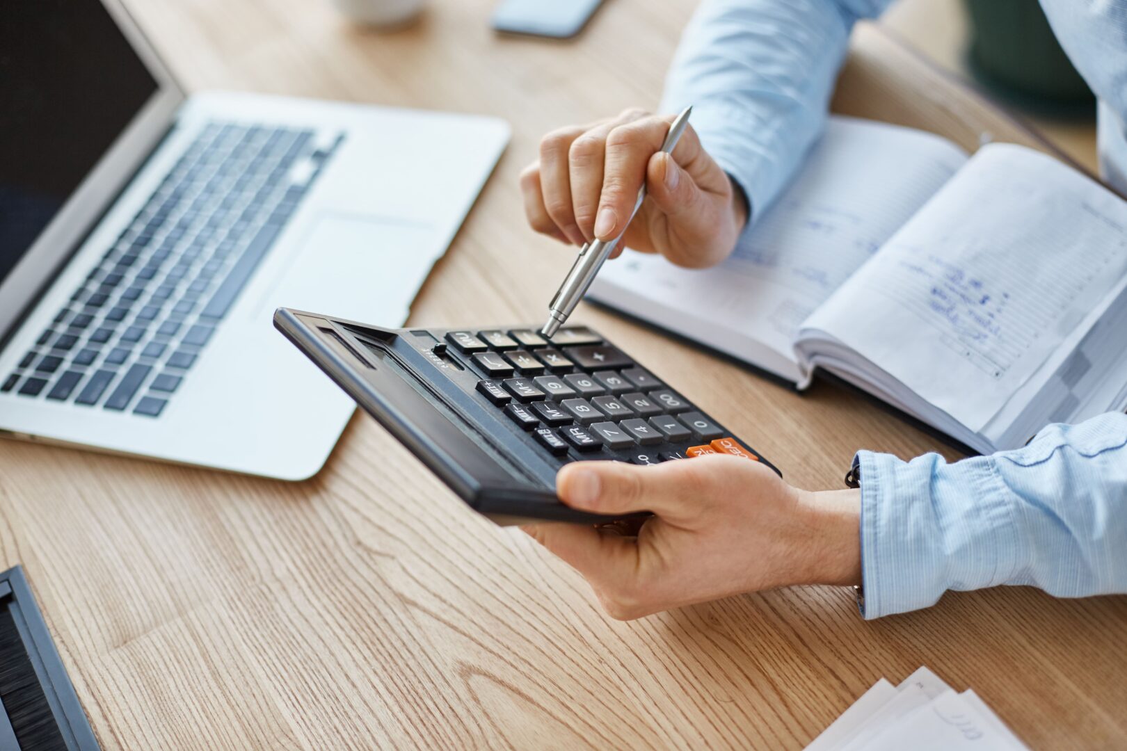 Como cobrar clientes inadimplentes com eficiência e respeito